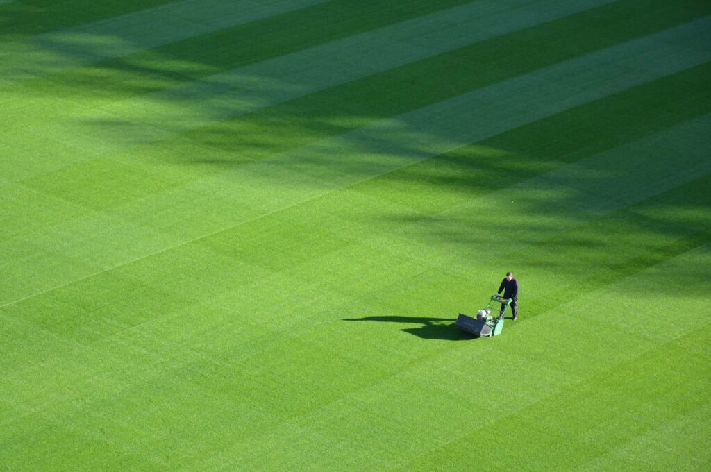 Regelmässiges Vertikutieren ist unnötig, zumindest im Privatgarten. Allerdings gibt es Ausnahmen, wie hier im Sportbereich.