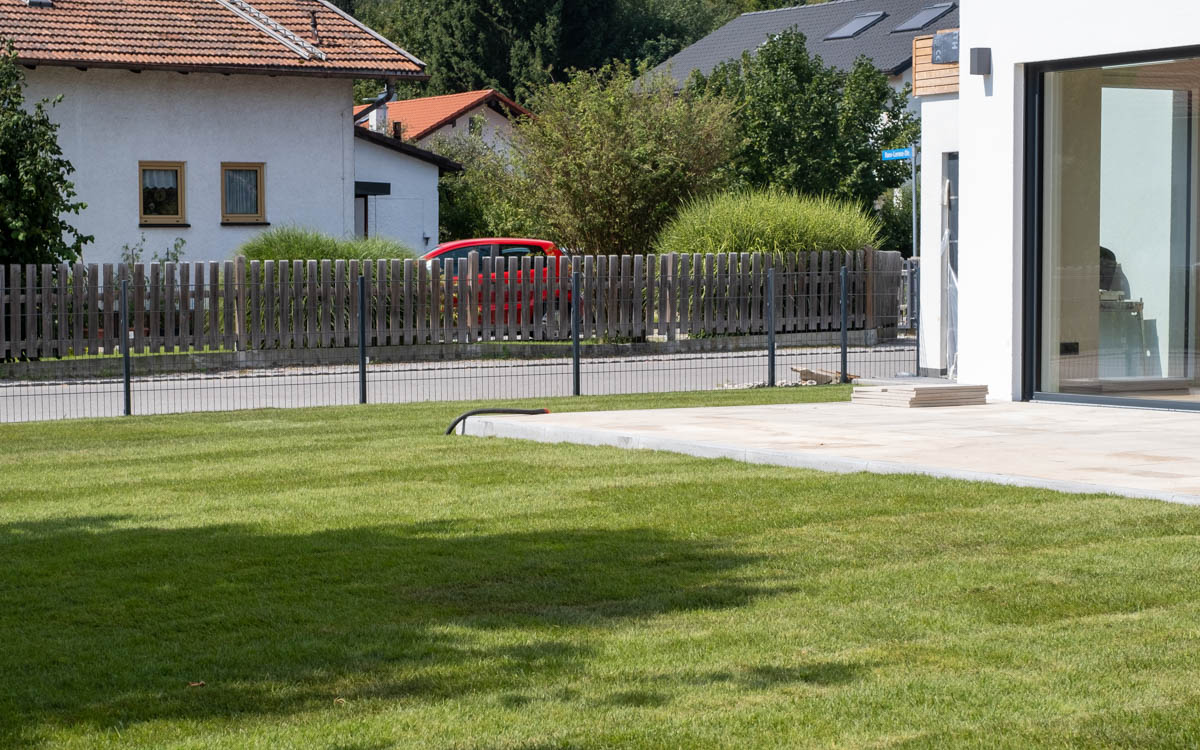 Rollrasen im Herbst verlegen: Die ideale Jahreszeit mit Kühle und Feuchtigkeit